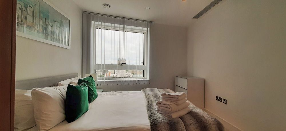 undefined Lovely 2-bed/2-bath Apartment in Lincoln Plaza 6