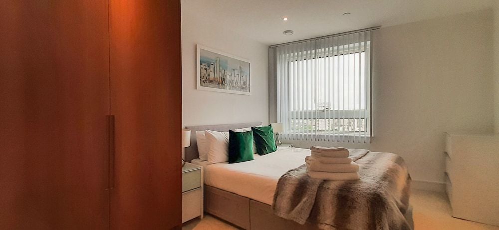 undefined Lovely 2-bed/2-bath Apartment in Lincoln Plaza 8