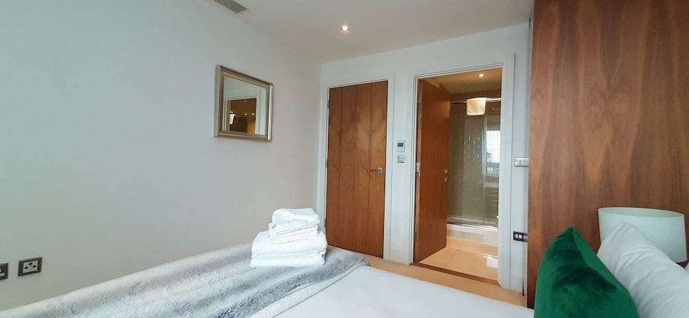 undefined Lovely 2-bed/2-bath Apartment in Lincoln Plaza 7