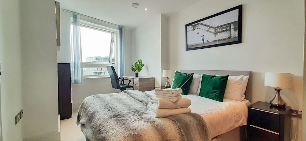 undefined Lovely 2-bed/2-bath Apartment in Lincoln Plaza 9