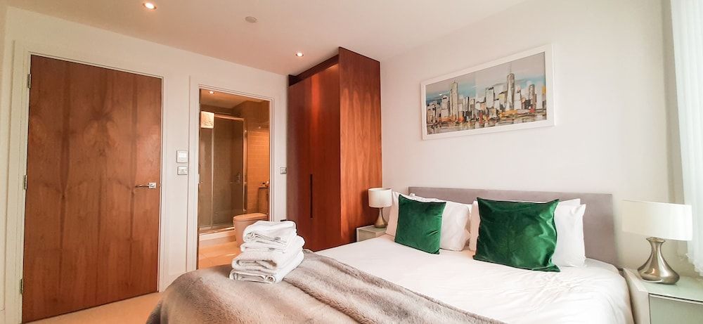 undefined Lovely 2-bed/2-bath Apartment in Lincoln Plaza 3