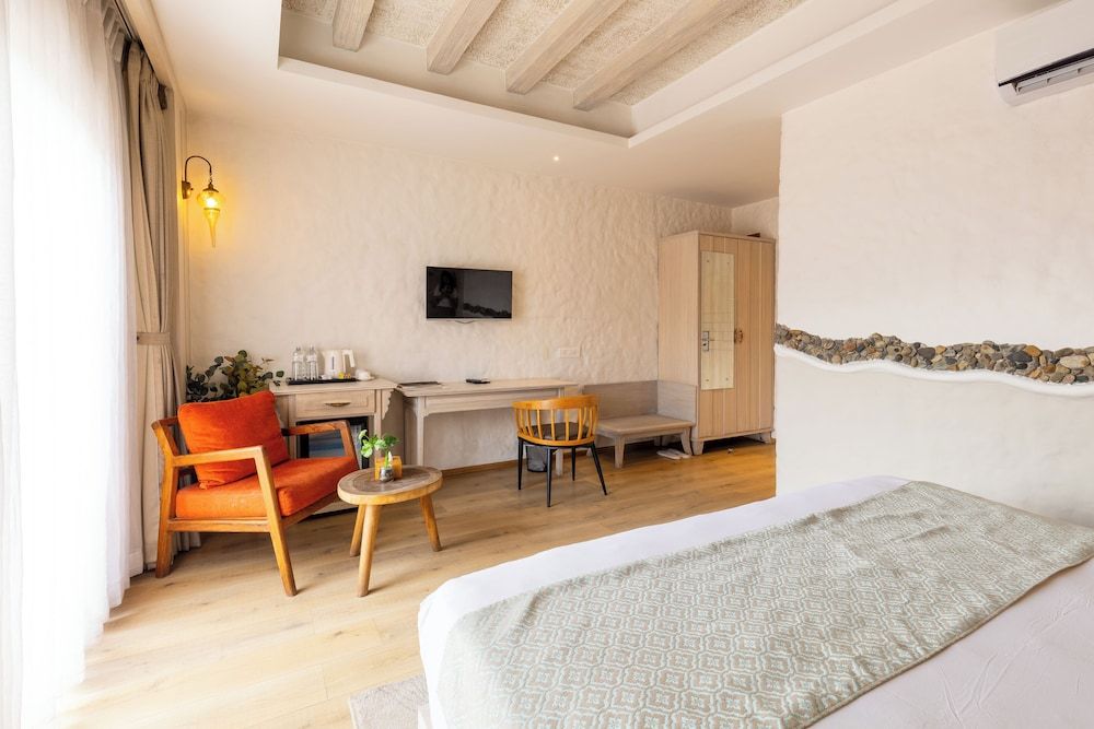 Arushi Boutique Hotel Deluxe Room 7