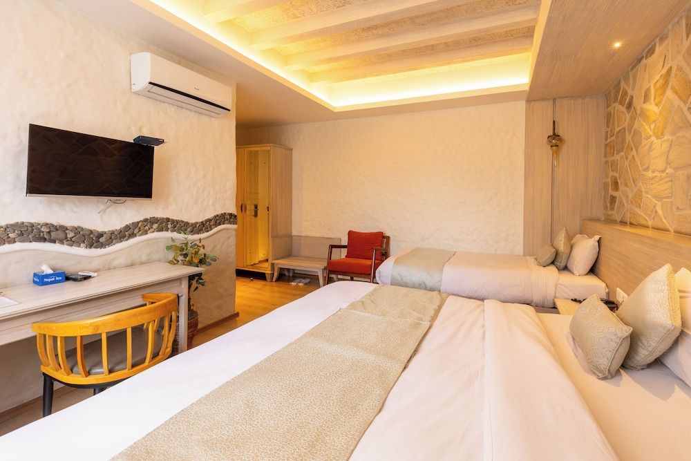 Arushi Boutique Hotel Deluxe Room 5