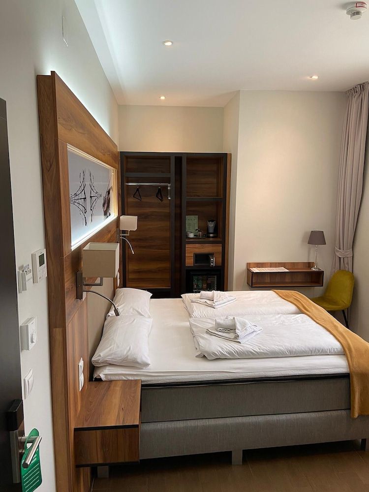 Apollo Hotel Vienna Double Room 6