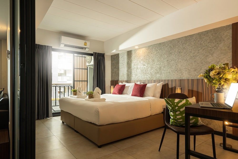 undefined The Home Hotel 10