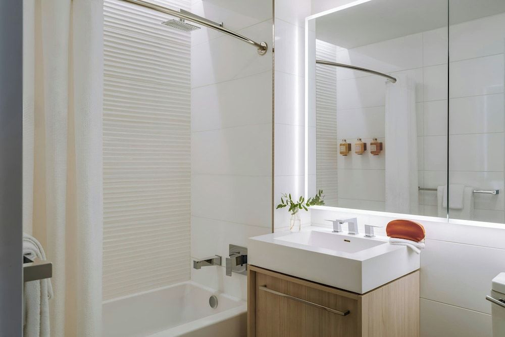 Sonder by Marriott Bonvoy Battery Park Apartments Financial District Superior Studio, 1 Queen Bed 3