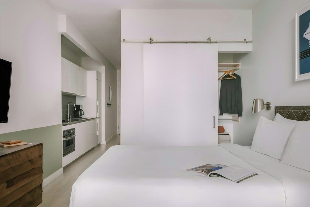 Superior Studio, 1 Queen Bed, City View