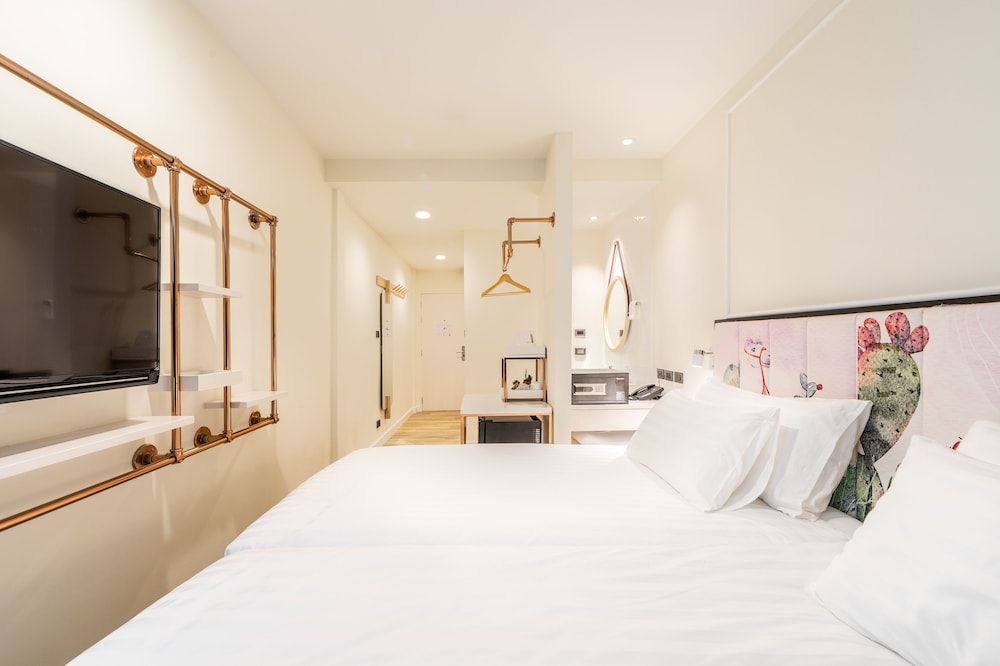 Ozone Hotel Bangkok Superior Twin 4