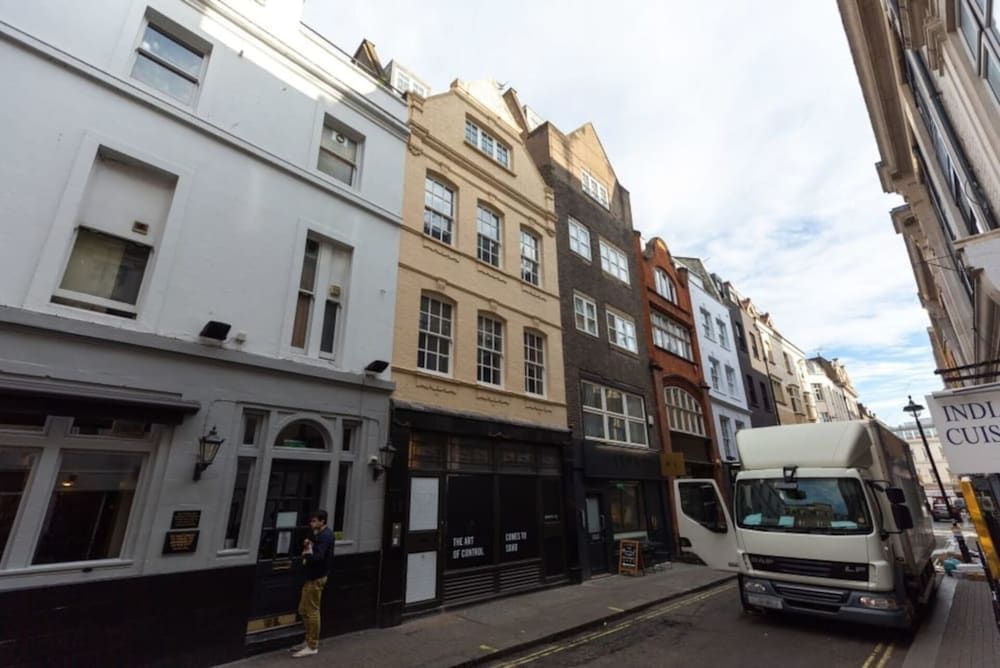 undefined Impeccable 1-bedroom Apartment in London 2