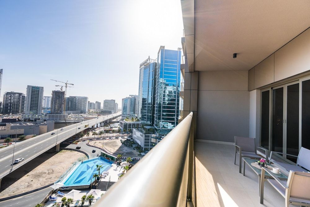 Whitesage - Spacious Apartment With Balcony Near Metro Station