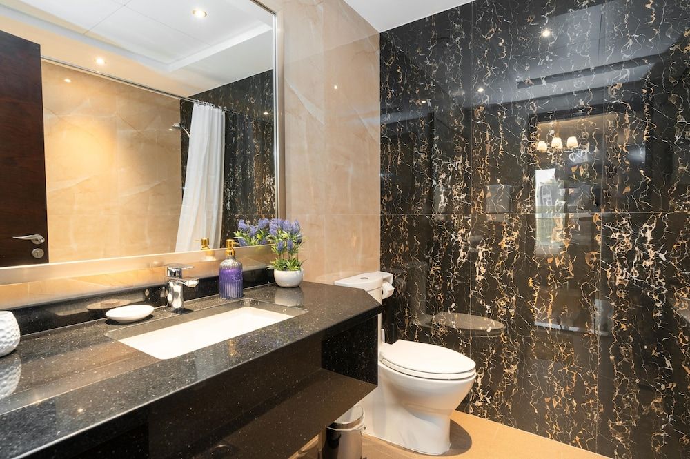 Whitesage - Spacious Apartment With Balcony Near Metro Station
