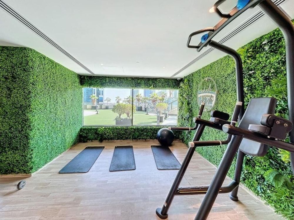 Whitesage - Spacious Apartment With Balcony Near Metro Station