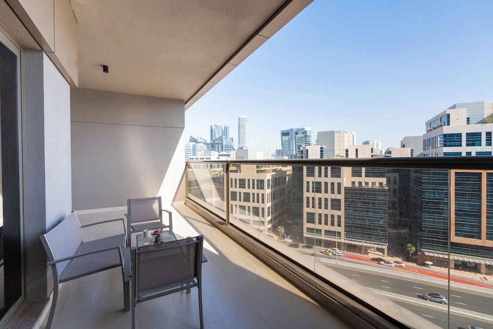 Whitesage - Spacious Apartment With Balcony Near Metro Station
