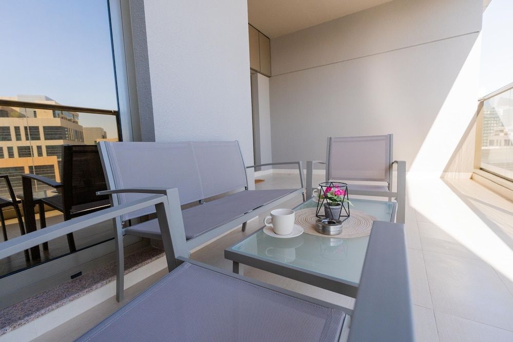 Whitesage - Spacious Apartment With Balcony Near Metro Station
