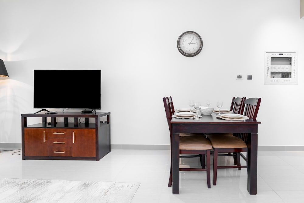 Whitesage - Spacious Apartment With Balcony Near Metro Station