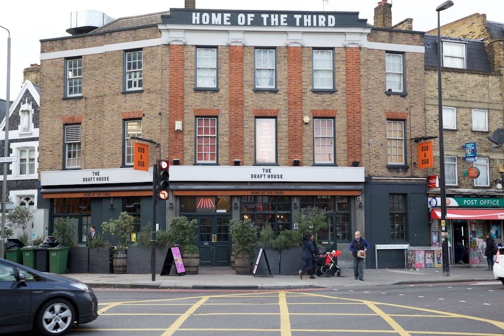 undefined JOIVY English Retro 2BR Apt Near Battersea Park 2