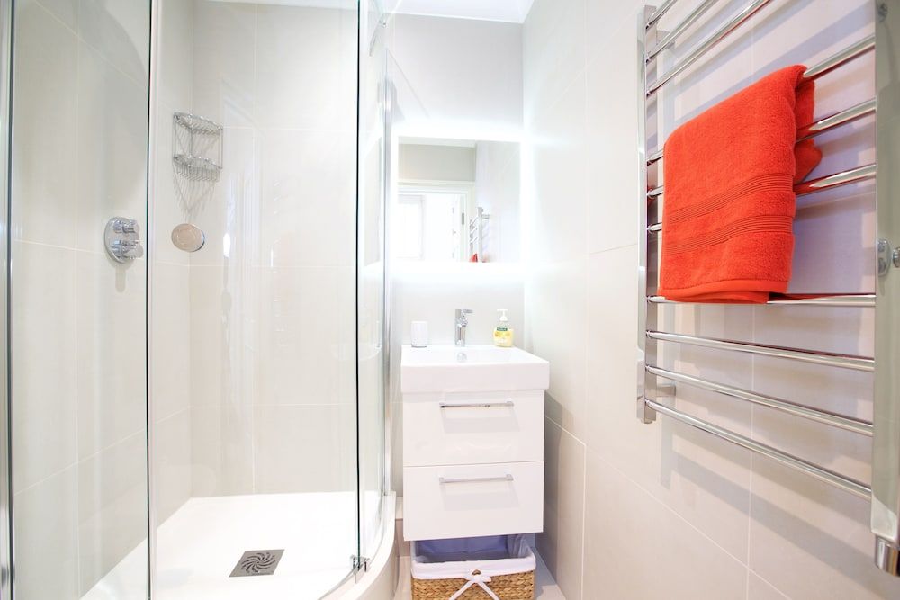 undefined JOIVY English Retro 2BR Apt Near Battersea Park 9