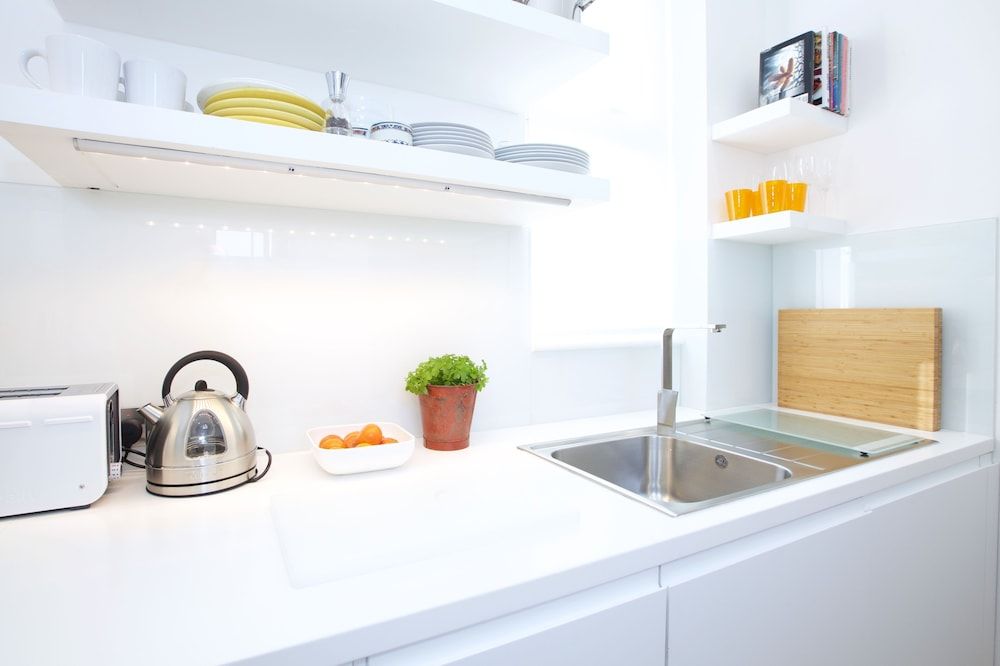 undefined JOIVY English Retro 2BR Apt Near Battersea Park 8