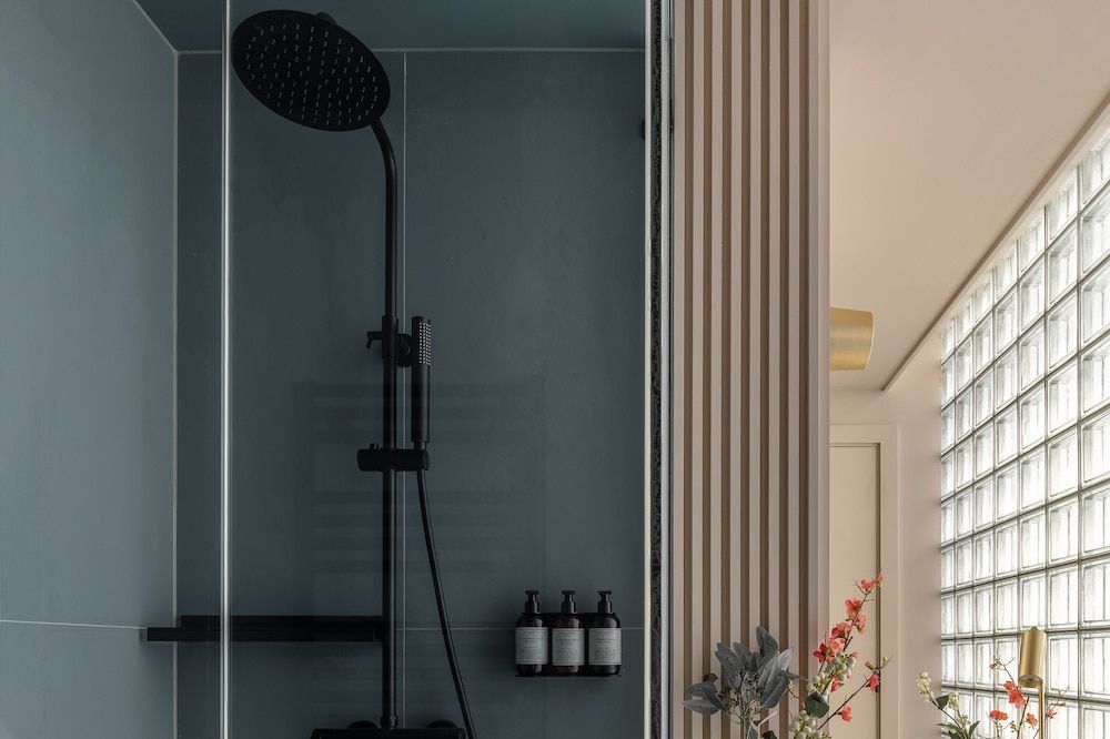 Buckle Street Studios by Locke, Aldgate Cosy Studio 13