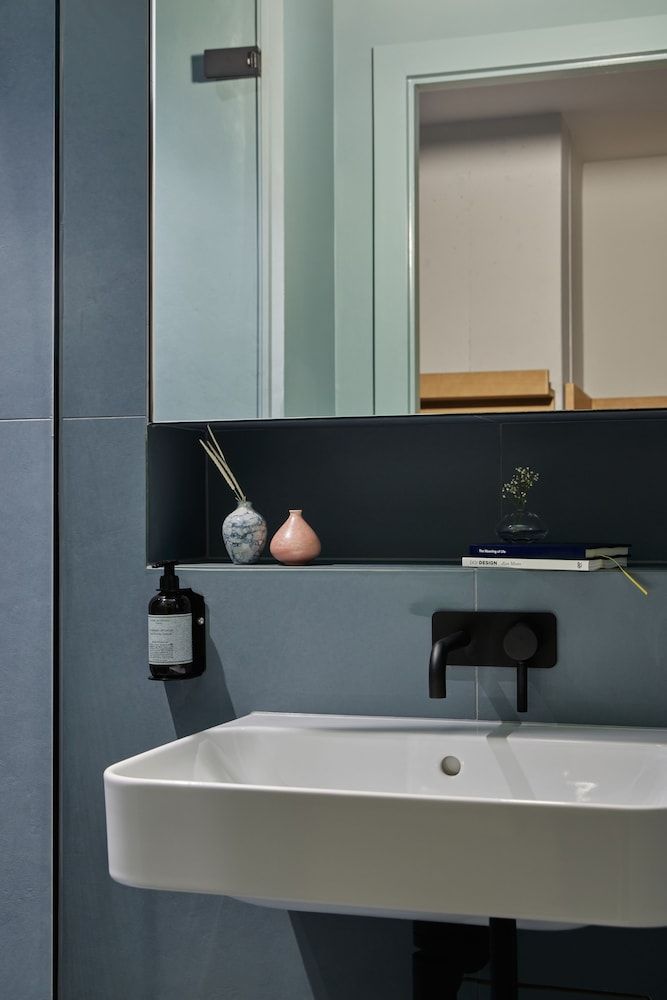 Buckle Street Studios by Locke, Aldgate Cosy Studio 17