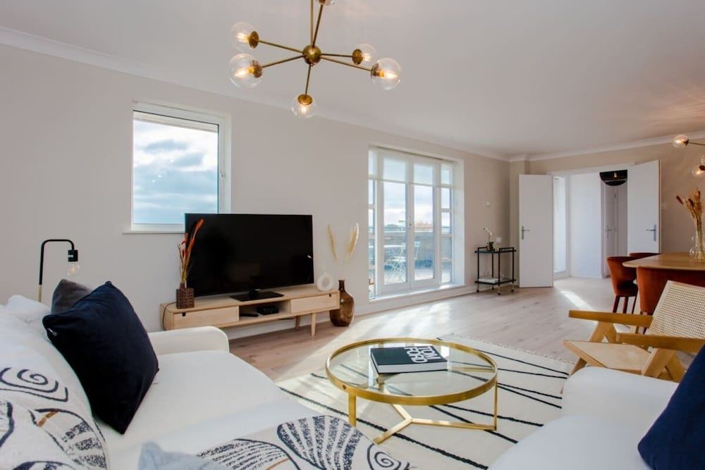 The Sparkford Gardens - Lovely 2bdr With Balcony Apartment (2 Bedrooms) 8