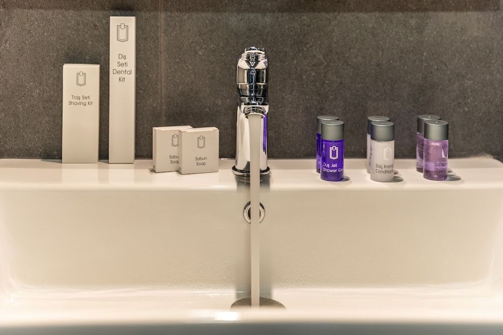 Green Parrot Hotel Deluxe Twin Room 4