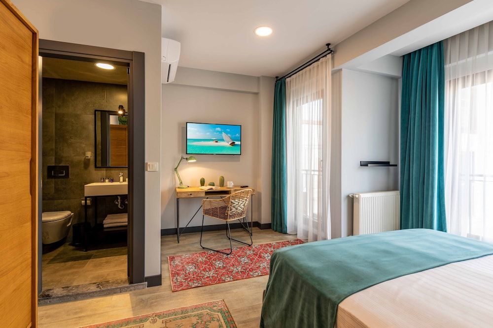 Green Parrot Hotel Deluxe Twin Room 2