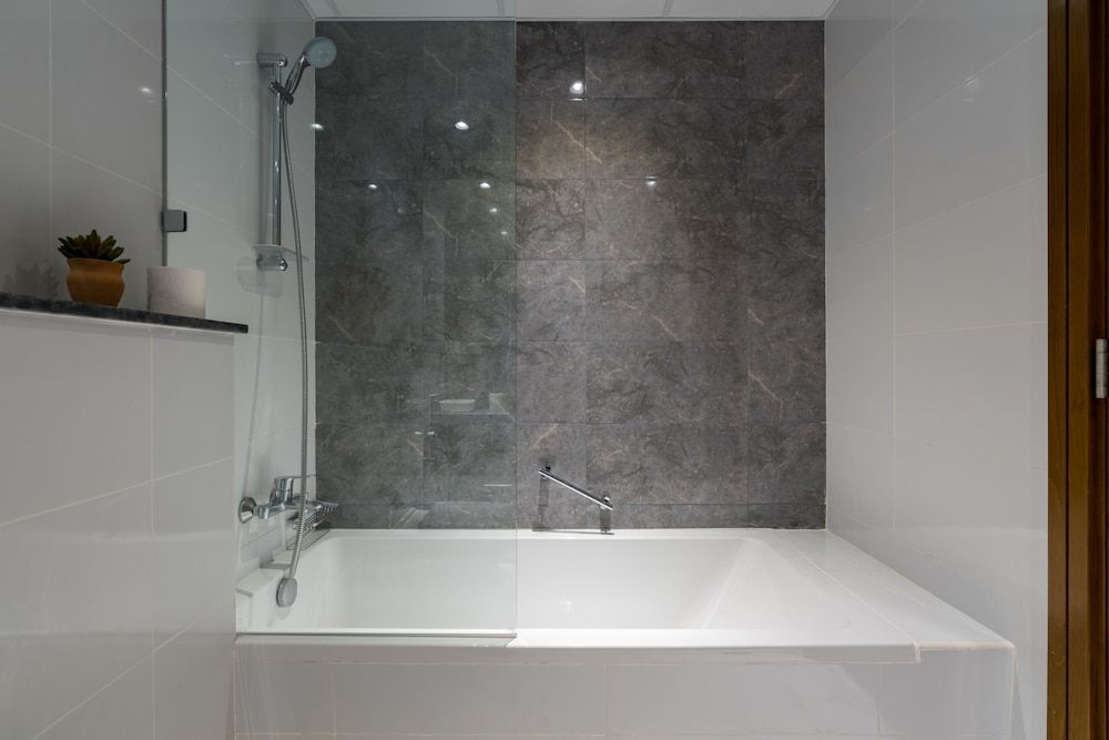 Whitesage - Waterfront Luxe Apartment With Great Canal Views Design Apartment, 1 Bedroom, Balcony (Elegant) 9