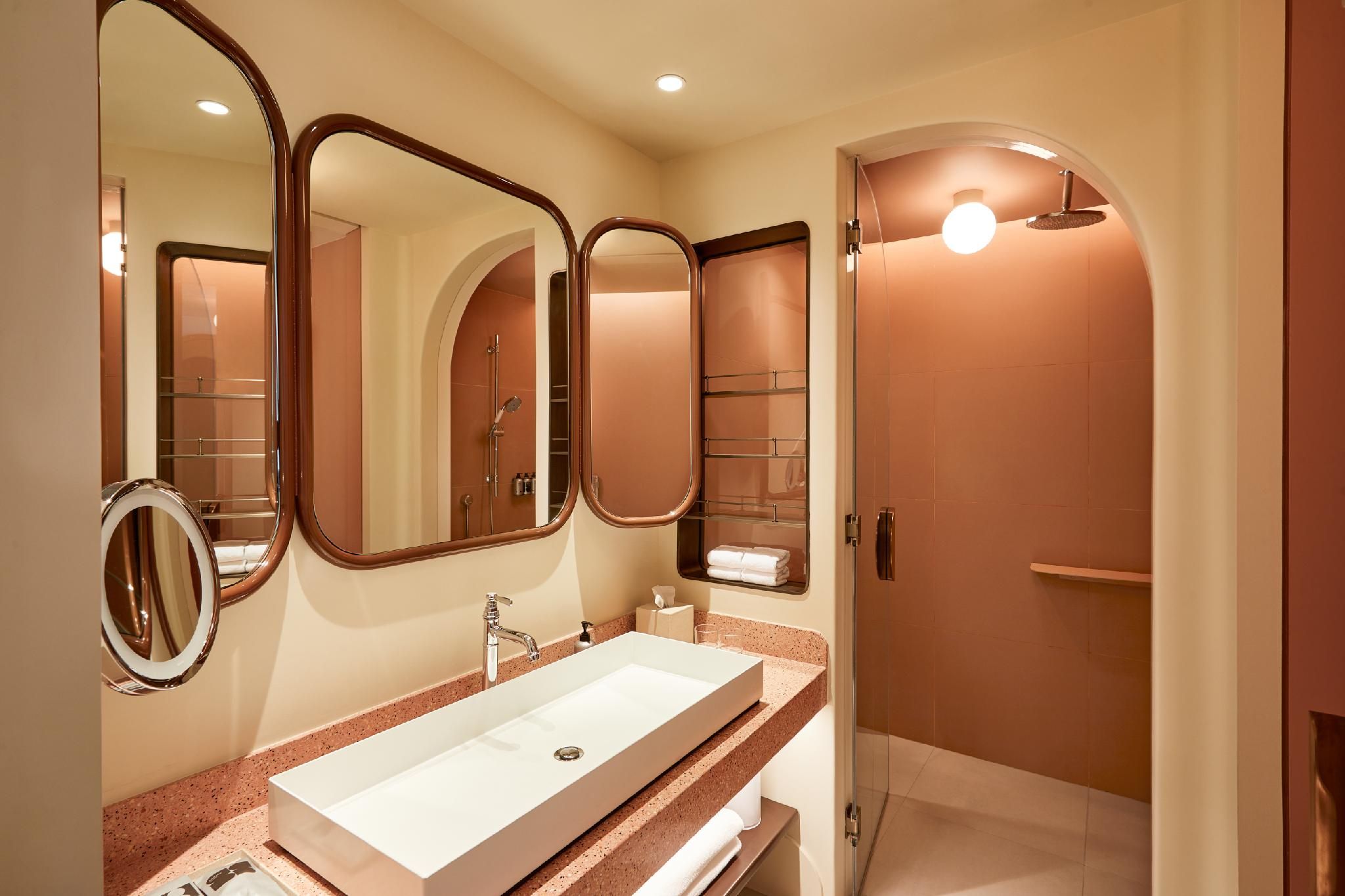 The Standard, Bangkok Mahanakhon Standard King 3