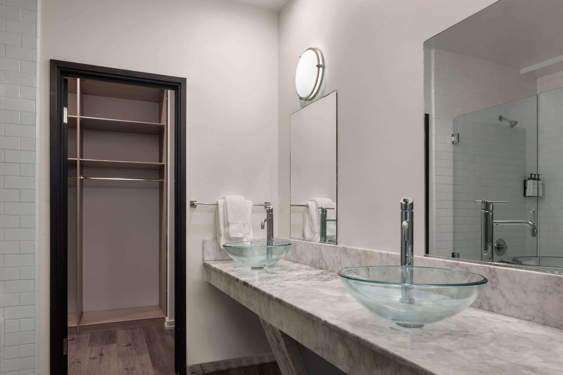 2 Queen Beds, 1 Twin Bed, 2-Bedroom Deluxe Broadway Suite, Non-Smoking