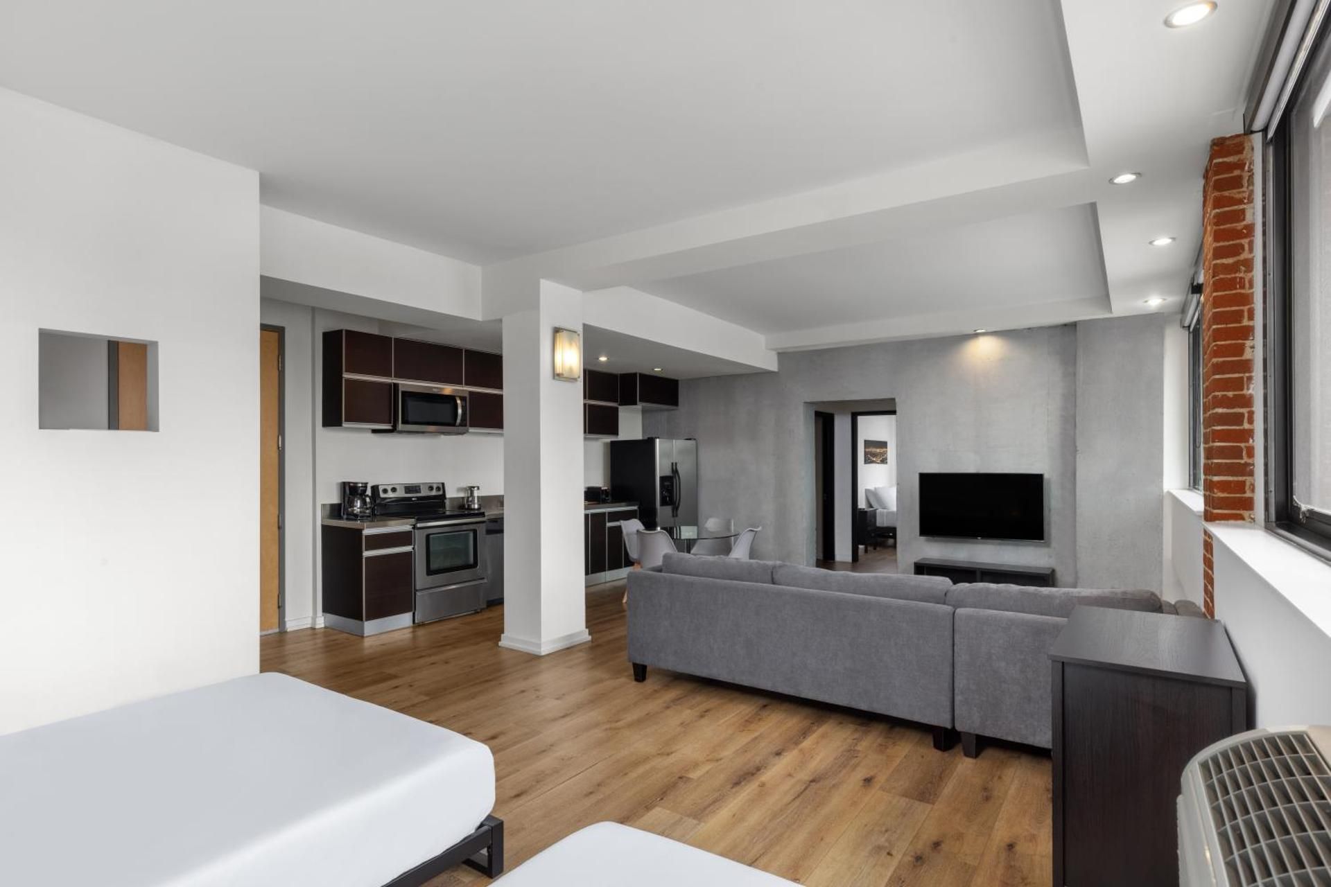2 Queen Beds, 1 Twin Bed, 1-Bedroom Deluxe Suite, Non-Smoking
