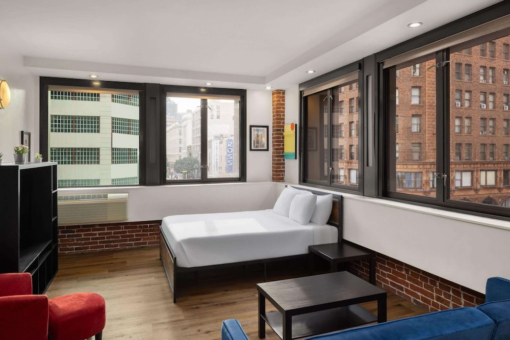 The Haas, Trademark Collection by Wyndham Deluxe Suite, 1 Bedroom, Non Smoking (Broadway) 3