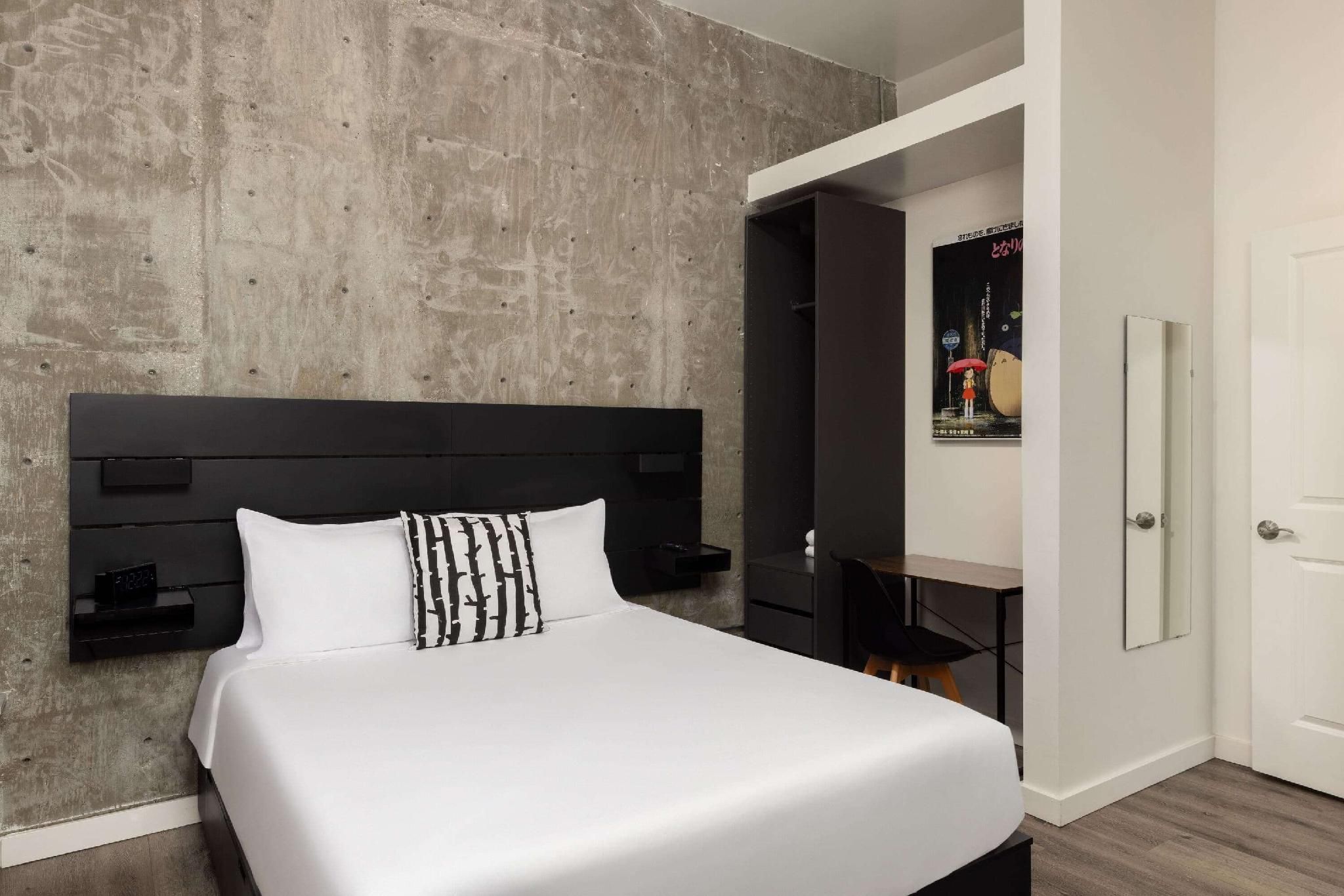 3 Queen Beds, 3-Bedroom Group Suite, Non-Smoking