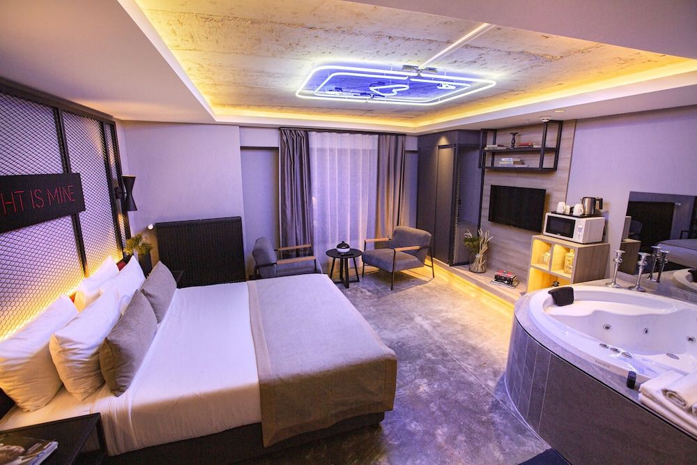 Cityloft 64 Dark Room With Jakuzi 4