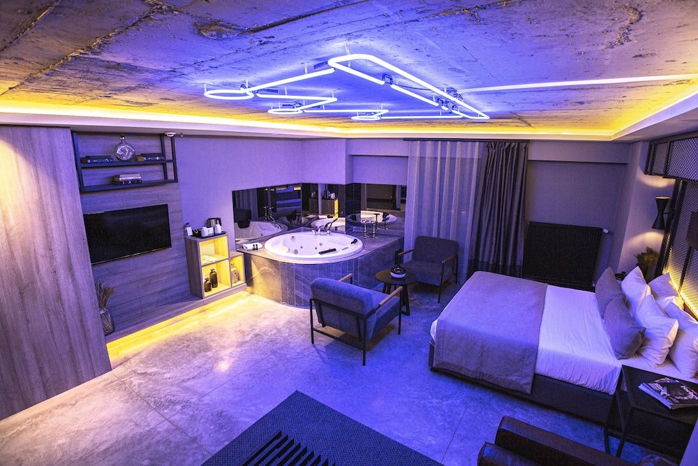 Cityloft 64 Dark Room With Jakuzi 6