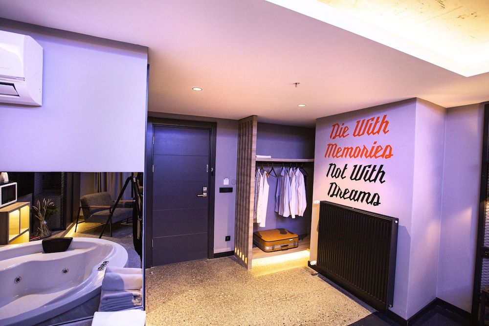 Cityloft 64 Dark Room With Jakuzi 7