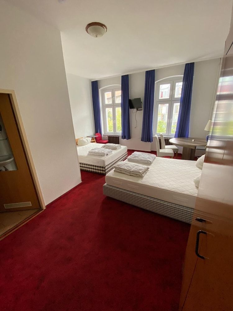 Märkischer Hof Economy Quadruple Room 2