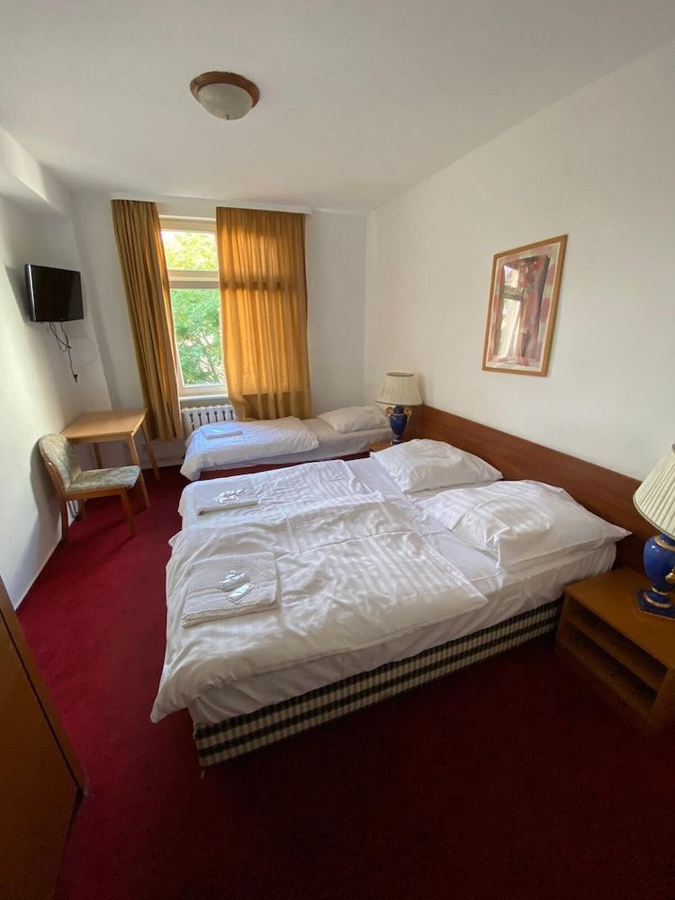 Märkischer Hof Economy Triple Room 3
