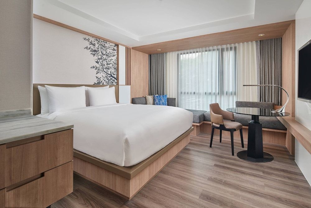 Courtyard By Marriott North Pattaya Superior Room, 1 King Bed with Sofa bed, City View 3