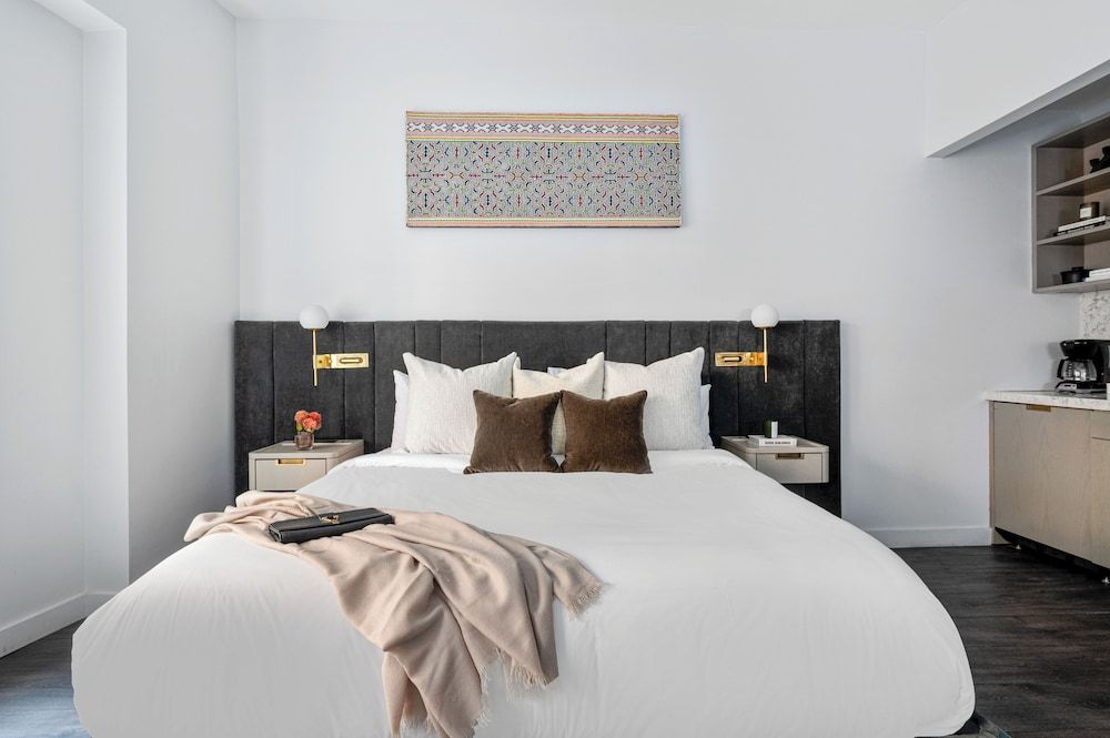 17John Premier Studio, 1 King Bed, Kitchen 4