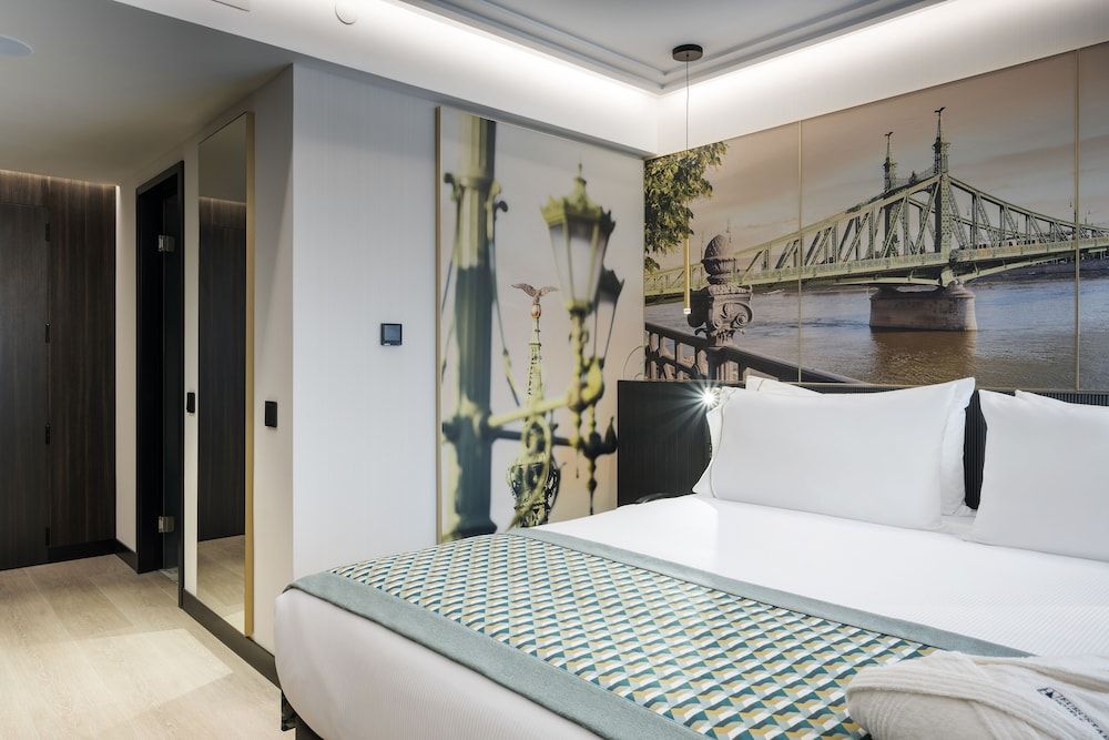 Eurostars Ambassador Deluxe Double Room 3