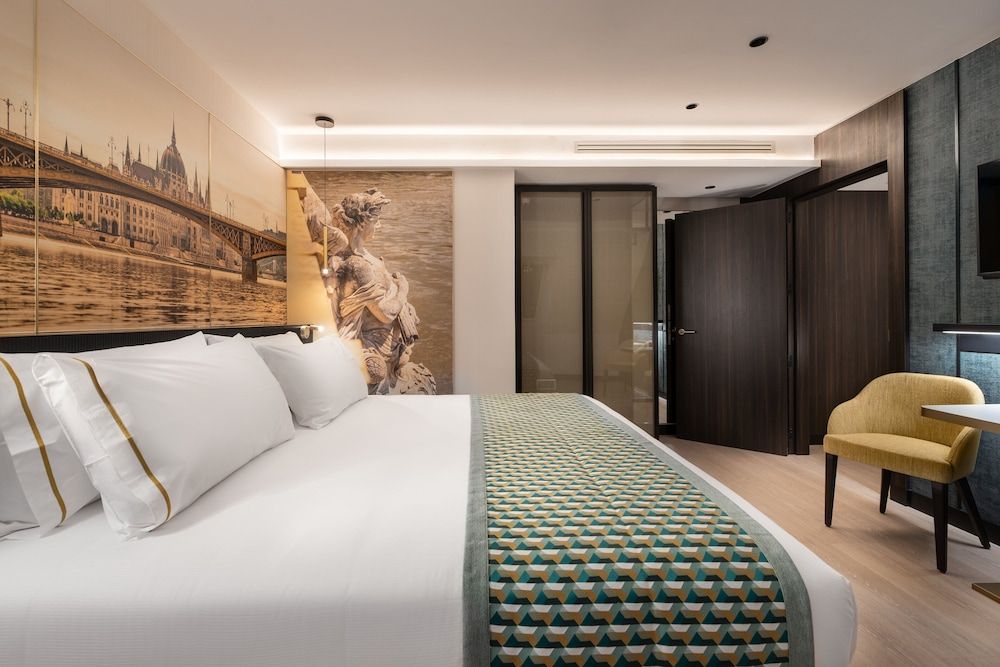 Eurostars Ambassador Deluxe Double Room 14