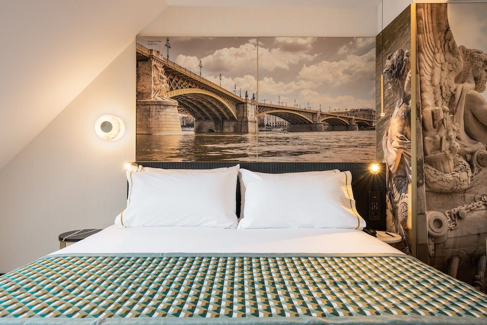 Eurostars Ambassador Deluxe Double Room 7