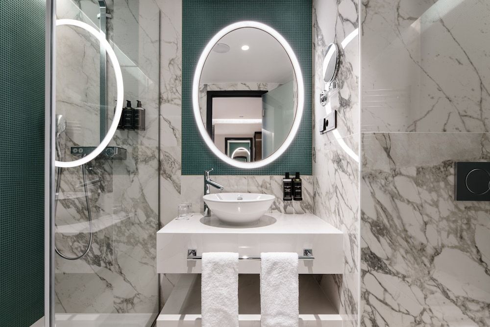 Eurostars Ambassador Deluxe Double Room 19