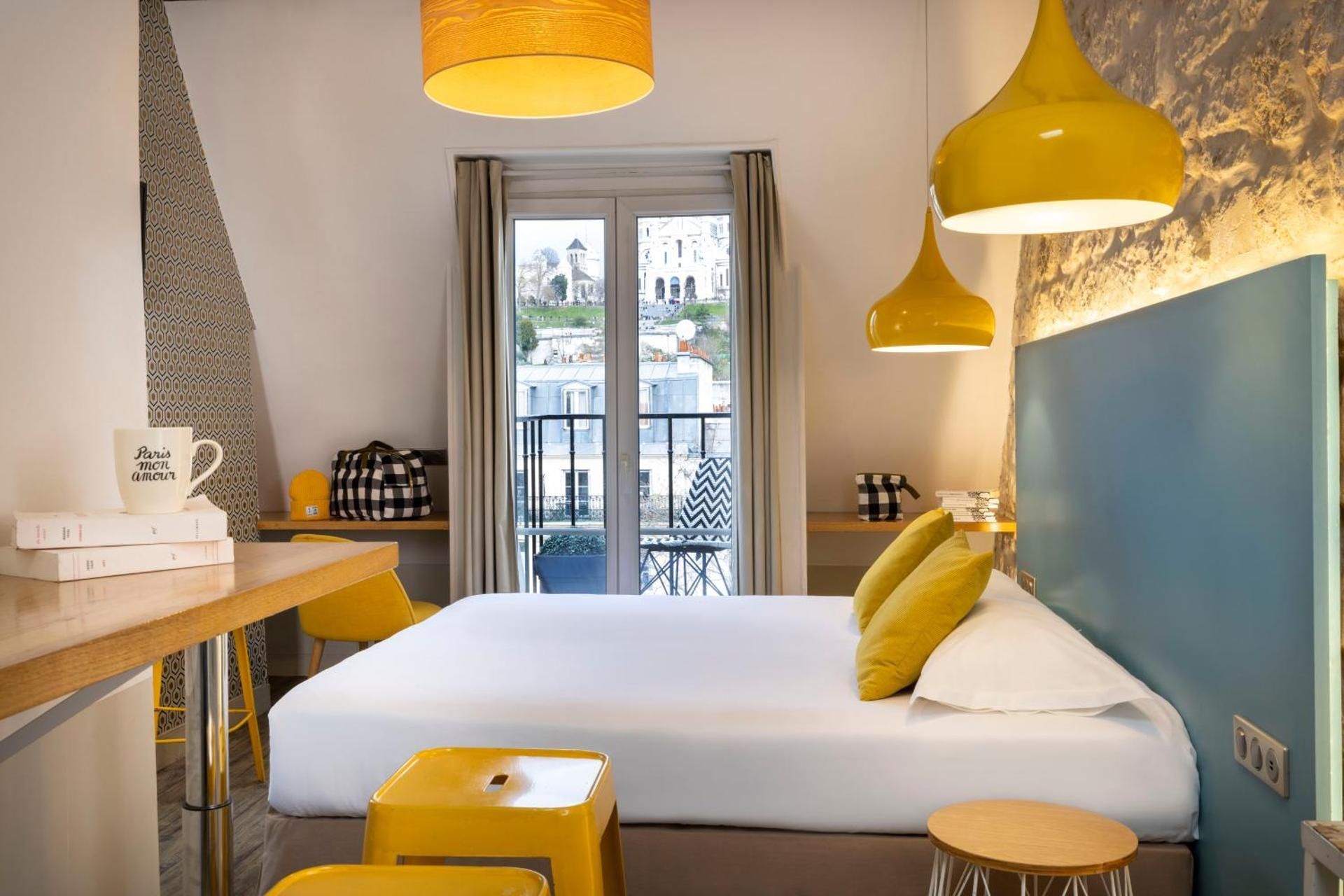 Family Room with Sacré-Cœur Basilica View
