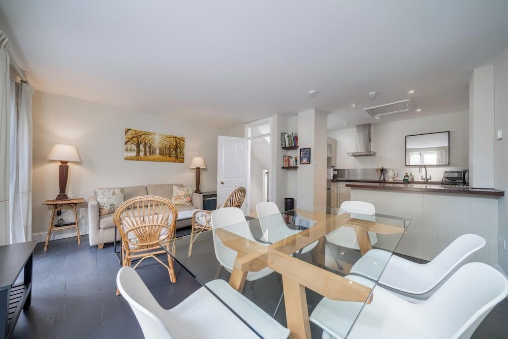 undefined JOIVY Modern 2 bed flat in Central London, sleeps 6