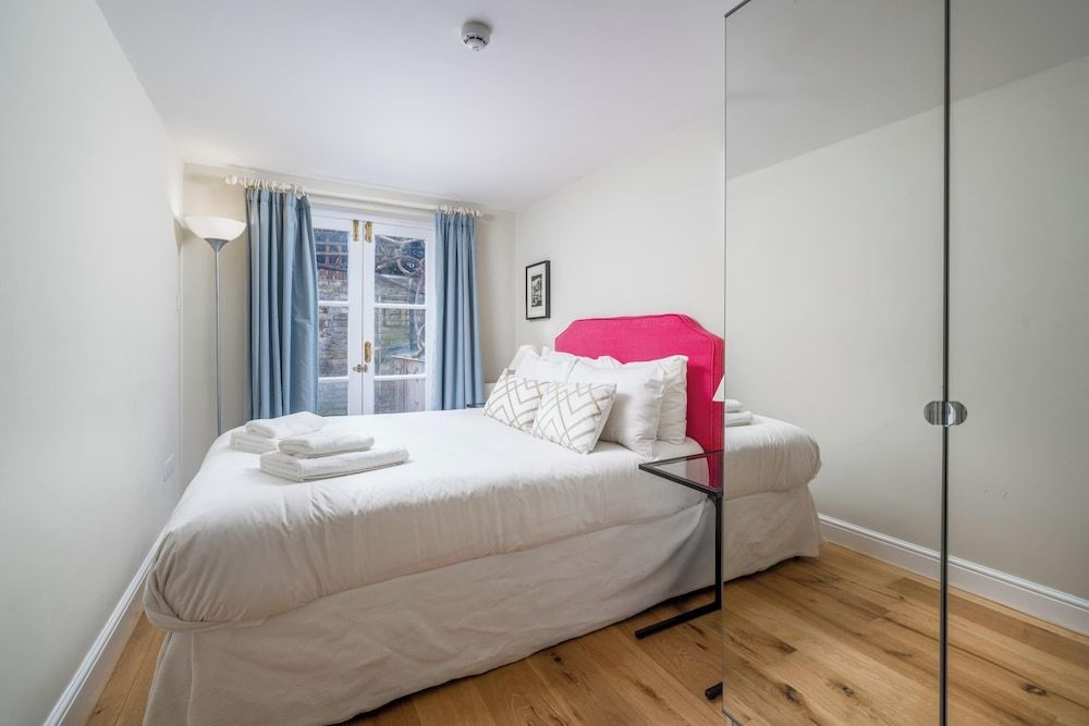 undefined JOIVY Modern 2 bed flat in Central London, sleeps 6 8