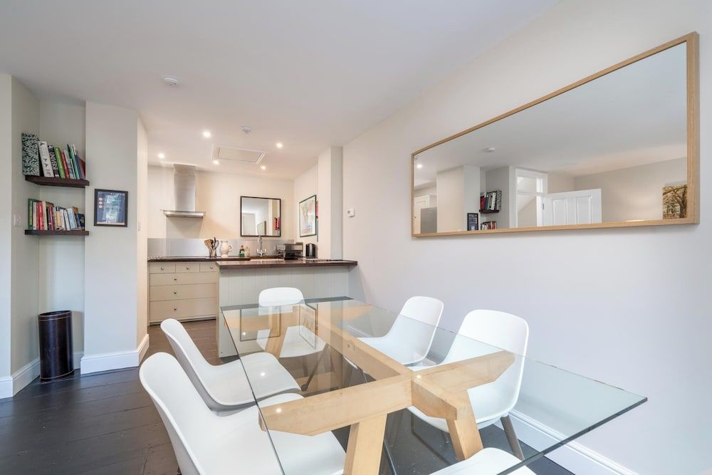 undefined JOIVY Modern 2 bed flat in Central London, sleeps 6 5