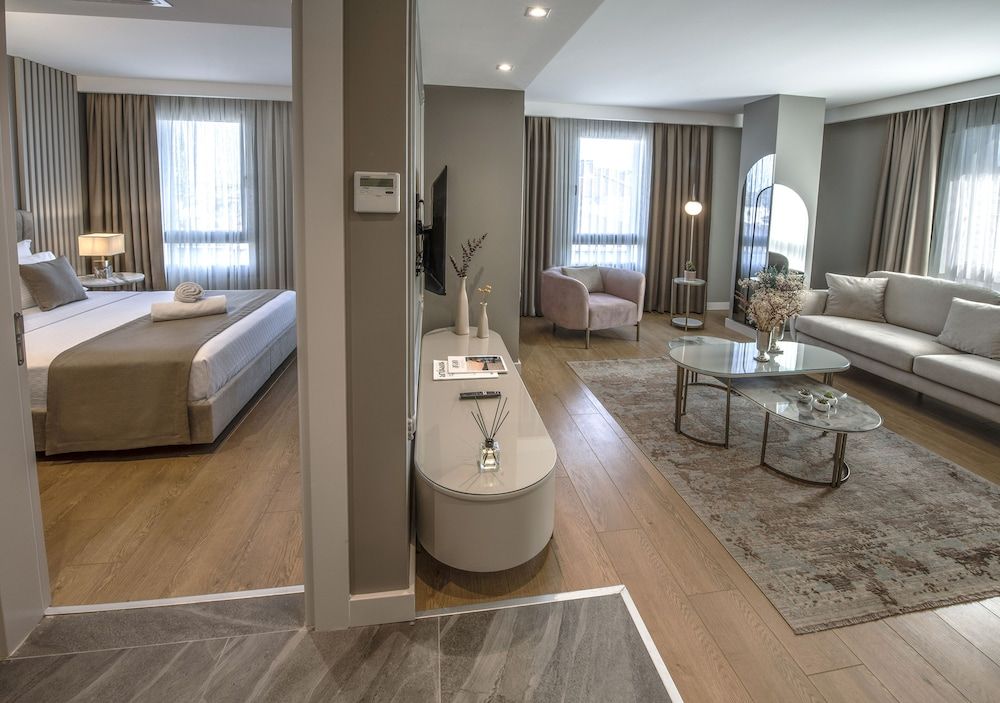 Valente Suites & Hotel Superior Suite, 1 King Bed, Non Smoking, City View 4