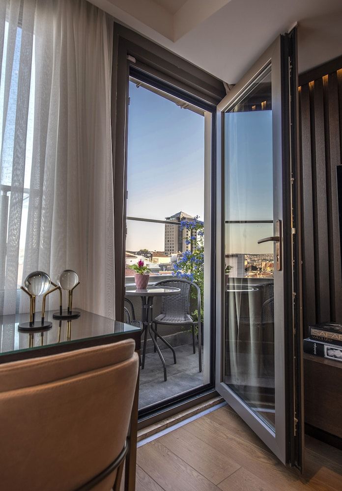 Valente Suites & Hotel Exclusive Suite, 1 King Bed, Non Smoking, Balcony 3